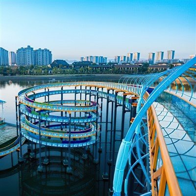 Велики стаклени водени тобоган
